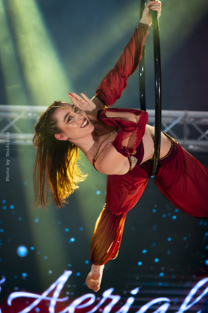 Aerial performer sul palco di una competizione internazionale